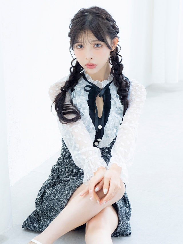 フリル×ドット柄シースルー長袖ネックリボン谷間カットフレアミニドレス